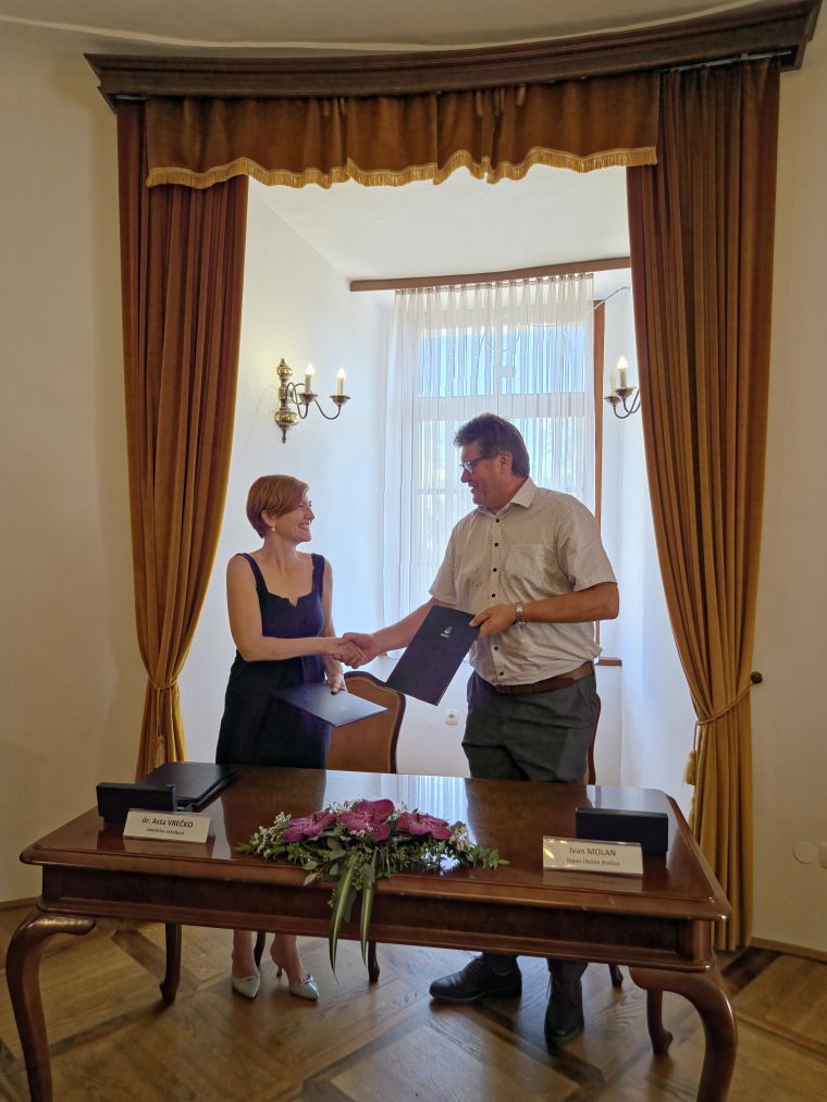 podpis-pogodbe-obnova-stolpa-gradu-brezice