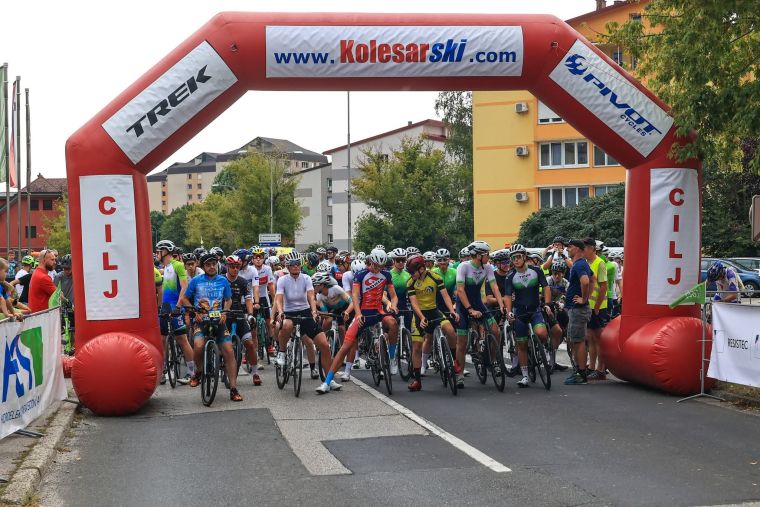 21-kolesarski-maraton-po-dezeli-cvicka