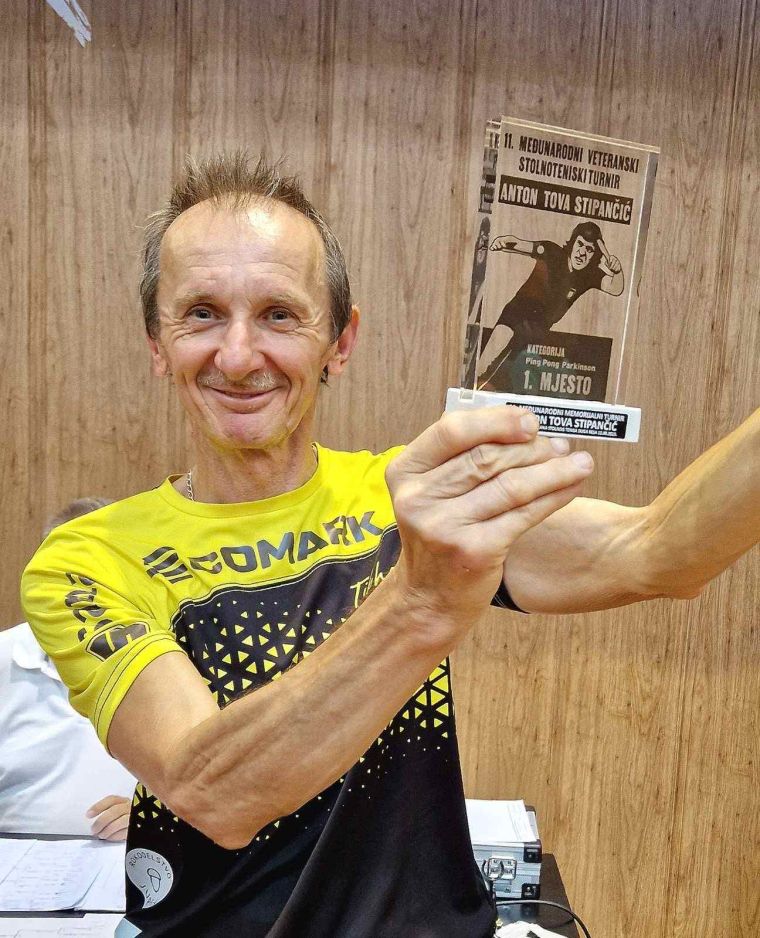 Jurij Kure s plaketo Antuna Tove Stipančiča