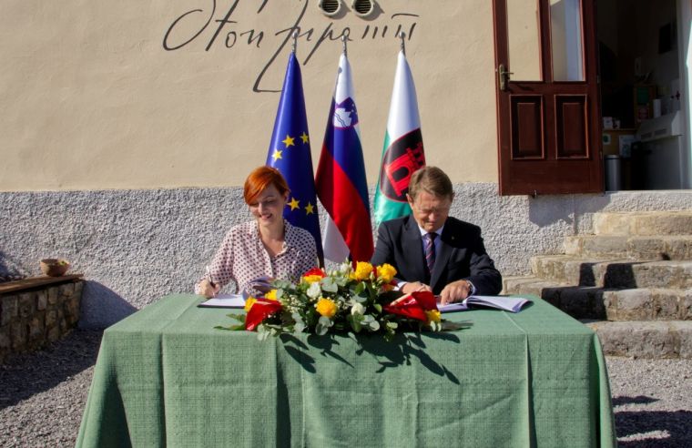 podpisali-pogodbo-o-obnovi-spominske-hise-otona-zupancica-v-vinici