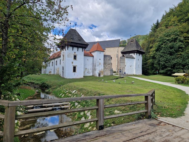 po-poteh-alme-karlin-in-ivana-minattija