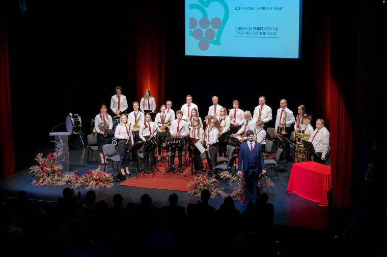 10 KUD Godba na pihala Semič