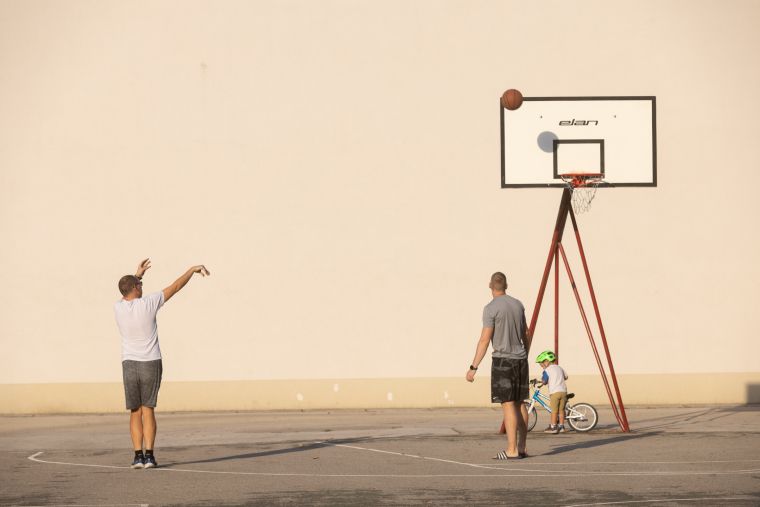Eden izmed predlogov je tudi, da se v popoldnaskem času košarkarsko igrišče še vedno ohrani