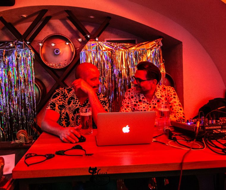 Dj Vlaho (Boštjan Vlašič na levi) in DJ James (Tomaž Šuln na desni) kot v dobrih starih časih disco boogija v Lokalu Patriot