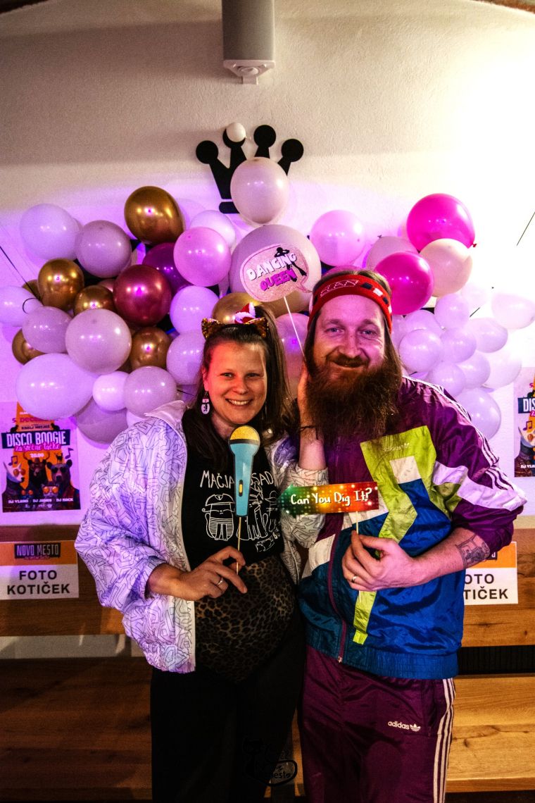 Predsednica Društva za zaščito živali Vesna z možem Davidom v disco preobleki