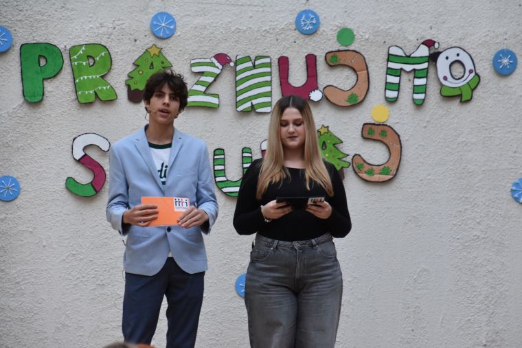 Prireditev sta suvereno povezovala Platon in Selma