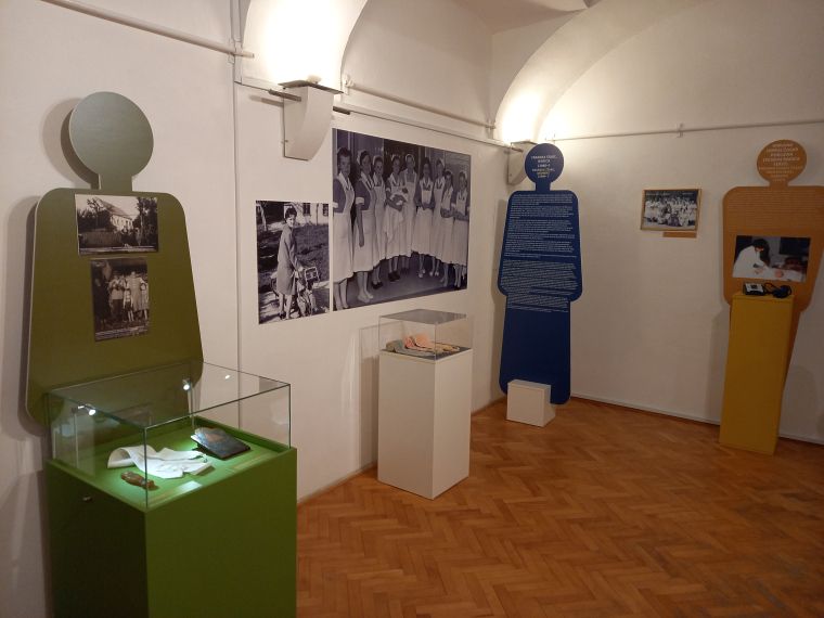 2_Utrinek iz razstave postavitev tri babice11_12_2025