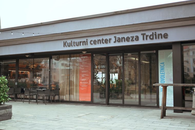 smeholoranje-otroska-delavnica-in-lutkovna-predstava-muca-copatarica