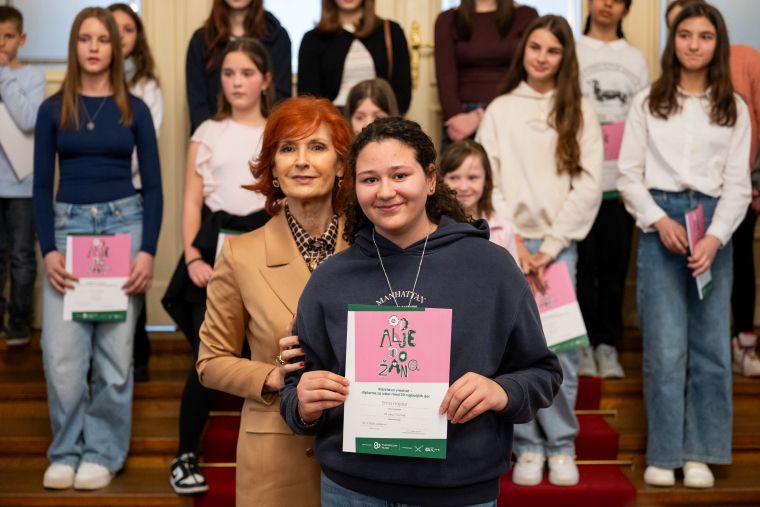 Ema, učenka OŠ Loka Črnomelj, je prejemnica nagrade za uprizoritev medsebojnih odnosov kot vrednote