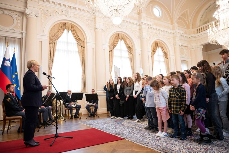 Predsednica države je sprejela 100 otrok iz desetih osnovnih šol iz vse Slovenije