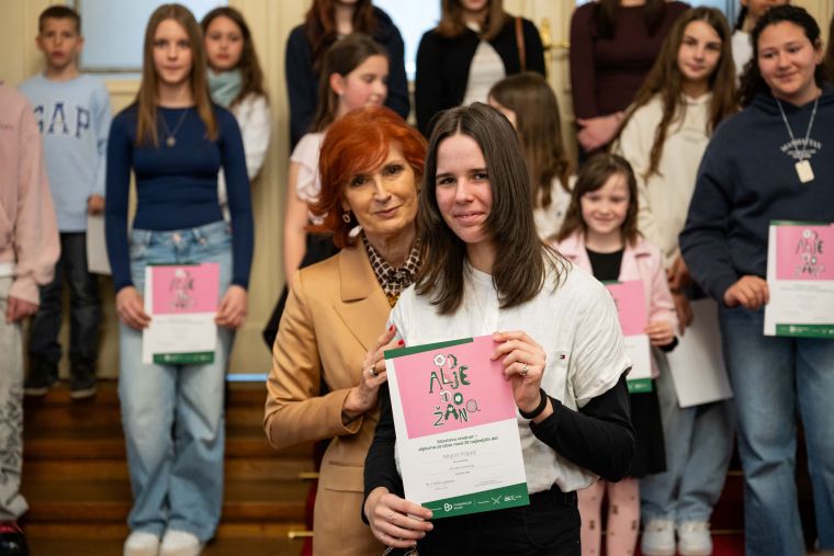 Mojca. učenka OŠ Loka Črnomelj, je prejemnica nagrade za prikaz pravičnosti kot vrednote