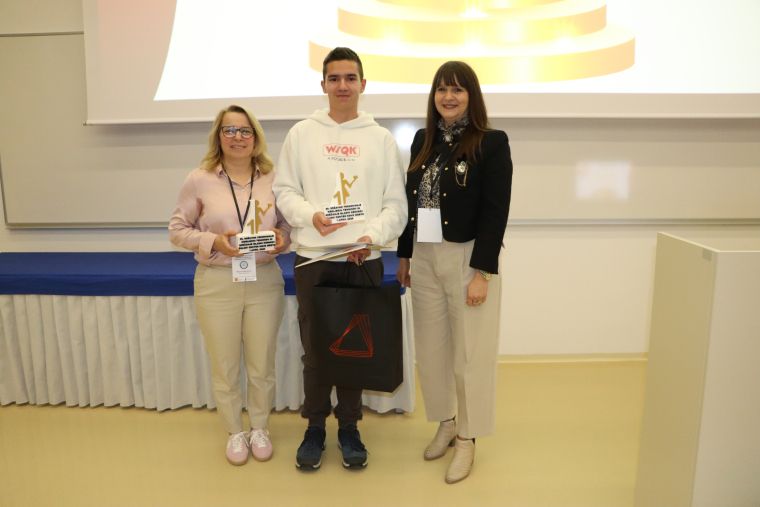 Jan Košir z mentorico in ravnateljico