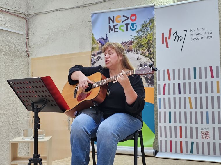 Odprtje razstave je s kantavtorsko glasbo obogatila Maja Mlakar