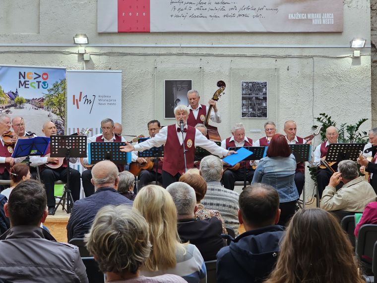 Tamburaški orkester iz Karlovca je z nastopom navdušil zbrane obiskovalce
