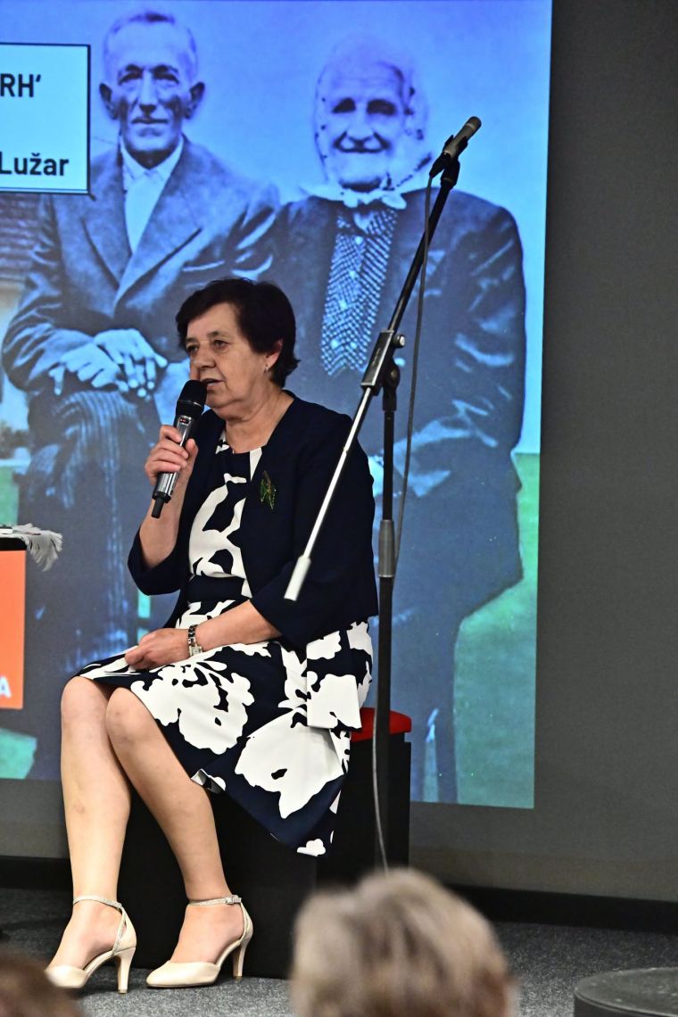 Avtorica knjige Mojca Luzar
