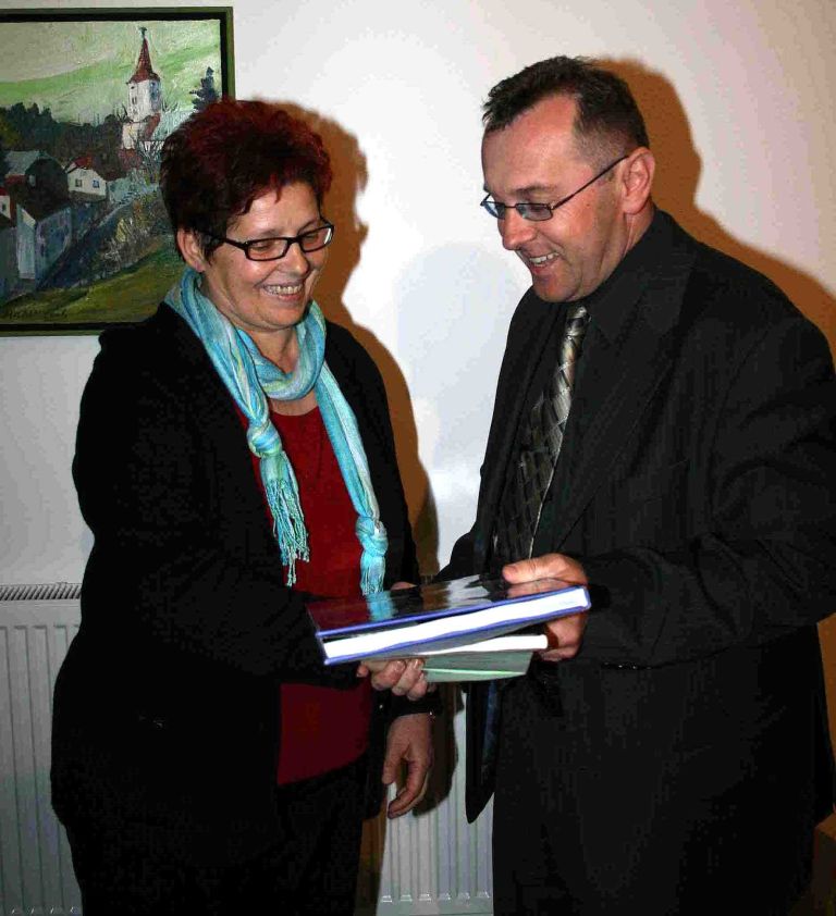 lisec_izroca_knjige_turisticni_delavki_cvetki_jazbec.jpg