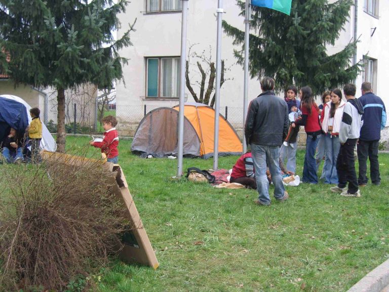 romi__romi_so_danes_pred_obcino_postavili_10_4_08.jpg