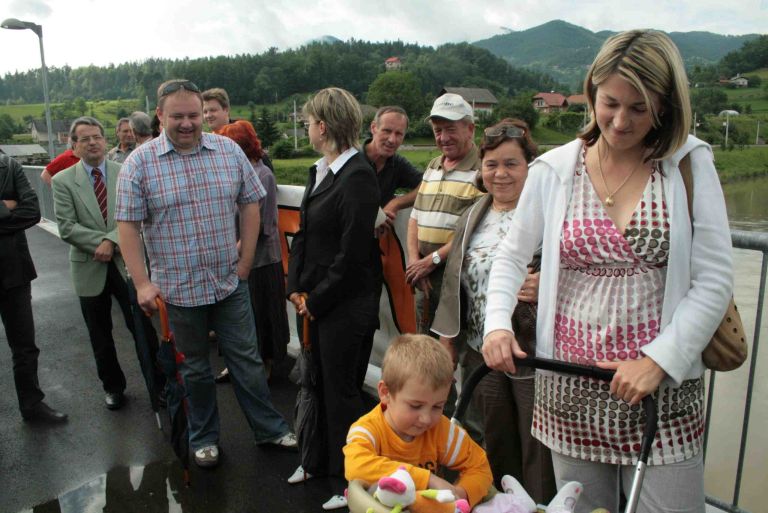 ana_je_prisla_z_novorojenko.jpg