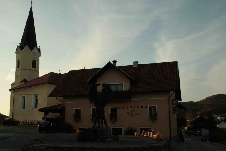 buce_tudi_na_baticeviem_spomemniku_majcnu_in_mevzlju.jpg