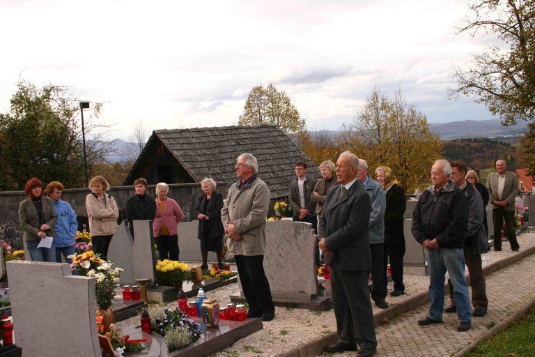 alojz_jakli____v_opsredju_desno___dolgoletni_predsednik_ko_zb_nob_gabrje_na_komemoraciji_v_gabr...