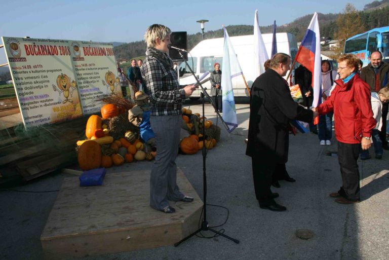 prvo_nagrado_za_najlepsi_bucni_aranzma_je_iz_rok_predsednika_td_remarja_prejela_anica_groznik_....
