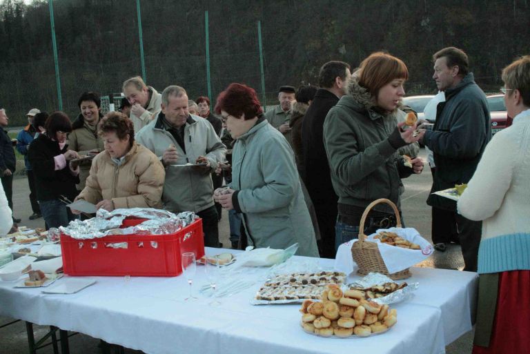 ni_cudno__da_se_je_na_orehovem__kljub_mrazu__praznovanje.jpg