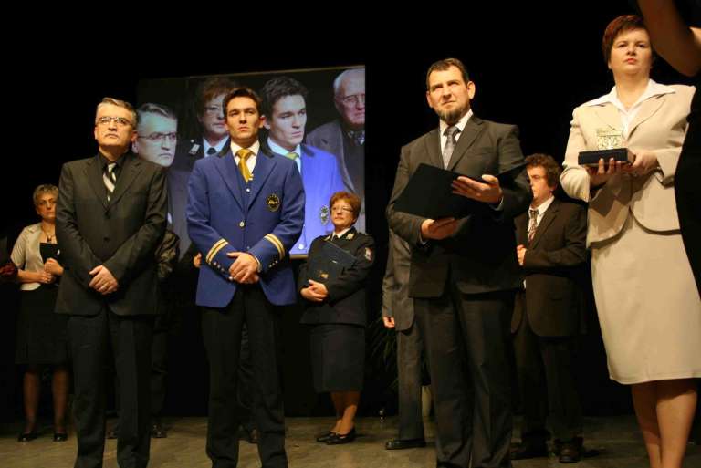 andre_stricelj_in_nejc_matic_kreca_sta_za_godbo_sevnica_prejela_grb_obcine.jpg