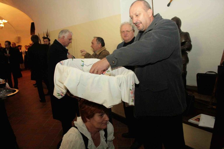 loski_zeliscarji_in_kmetice_so_pogostili_svetniike_v_felicijanovi_dvorani_.jpg