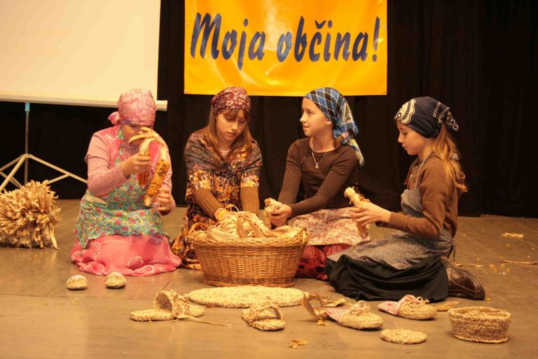 locani_so_pokazali__kaj_se_da_narediti_iz_koruze.jpg