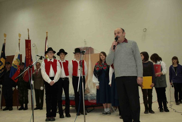 nastopajoce_in_pohodnike_pozdravlja_predsednik_ks_zabukovje.jpg