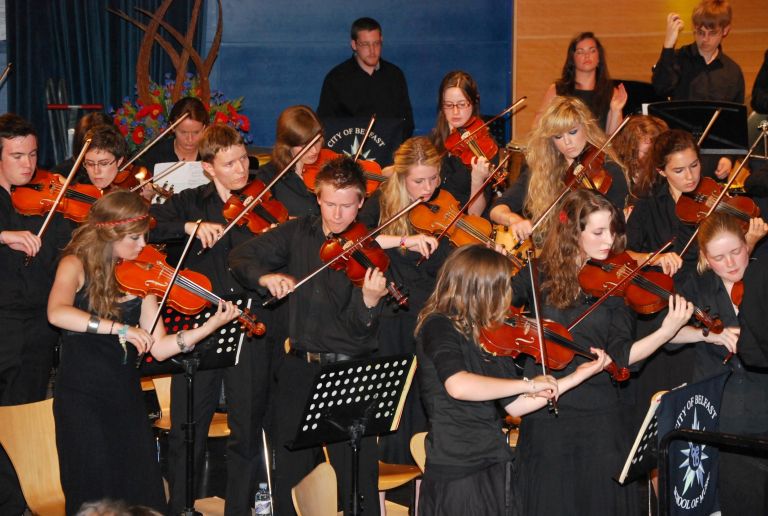 04_city_of_belfast_youth_orchestra_violine_in_tolkala.jpg