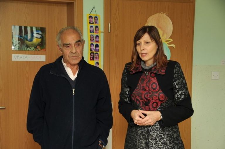 trebanjski_romski_svetnik_matija_ho_evar_in_ravnateljica_vrtca_trebnje_vlasta_starc.jpg