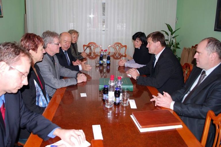 delegacija_velposlanika_in_predstavniki_obcine_kk.jpg