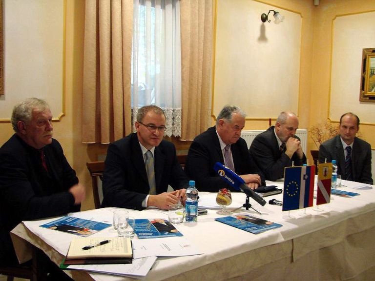 na_novinarsko_konferenci_2.jpg