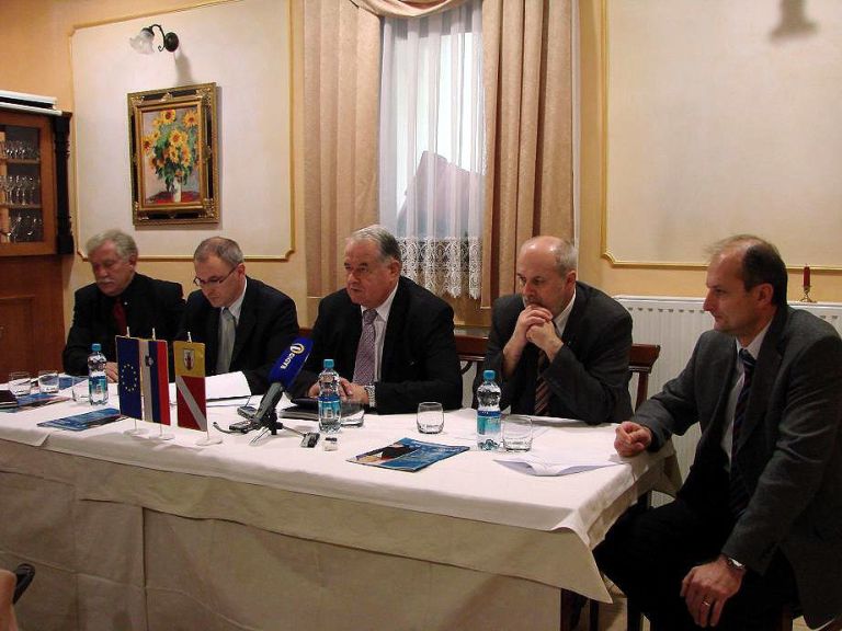 na_novinarsko_konferenci_1.jpg