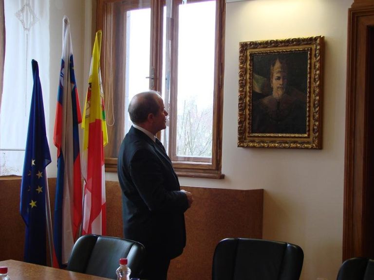 minister_si_ogleduje_sliko_ustanovitelja_nm.jpg