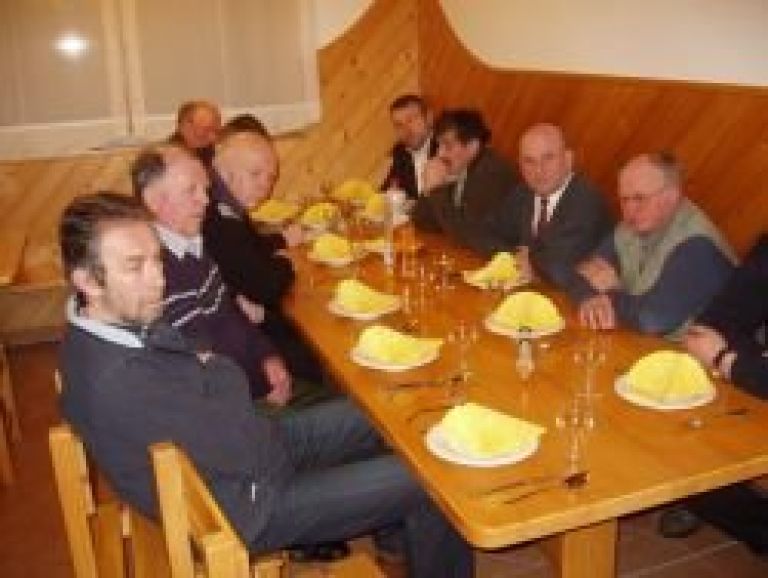 moski_del_drustva_s_podzupanom_zadaj_desno.jpg
