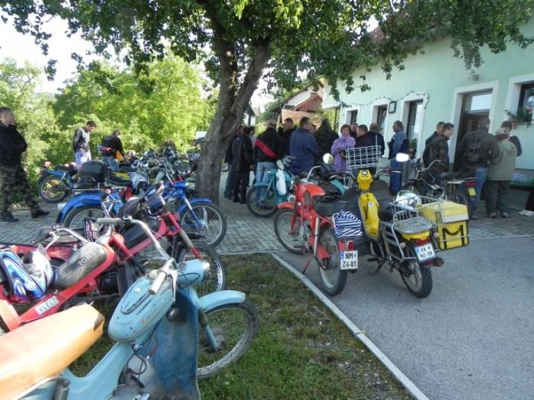 posvetovanja_mopedistov_pred_startom__2011__525_foto_zdravko_remar__12_.jpg