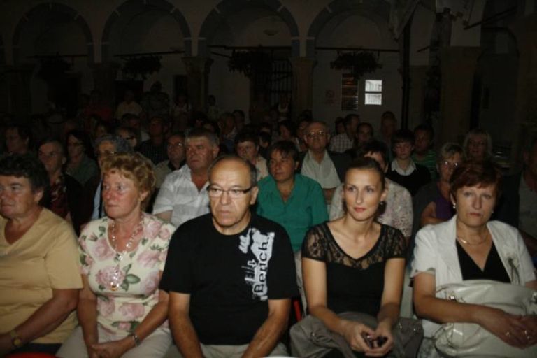 blanska_razglednica_v_atriju_sevniskega_gradu002.jpg