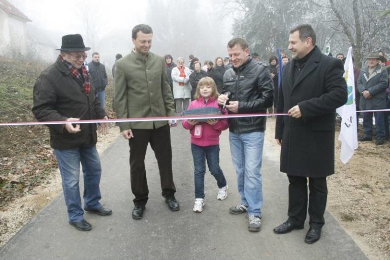 laze_dobile_dober_kilometer_asfalta_002.jpg