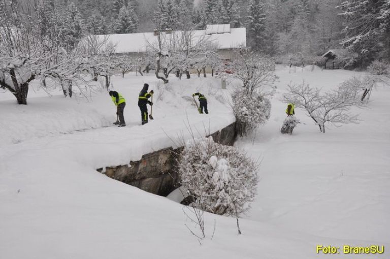 2012_02_12_kidanje_snega_pgd_gradac_02.jpg
