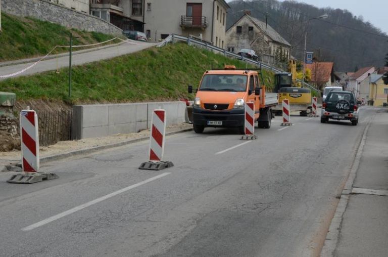 gradnje_obnavljajo_kvedrovo_cesto_v_v_sevnici002.jpg