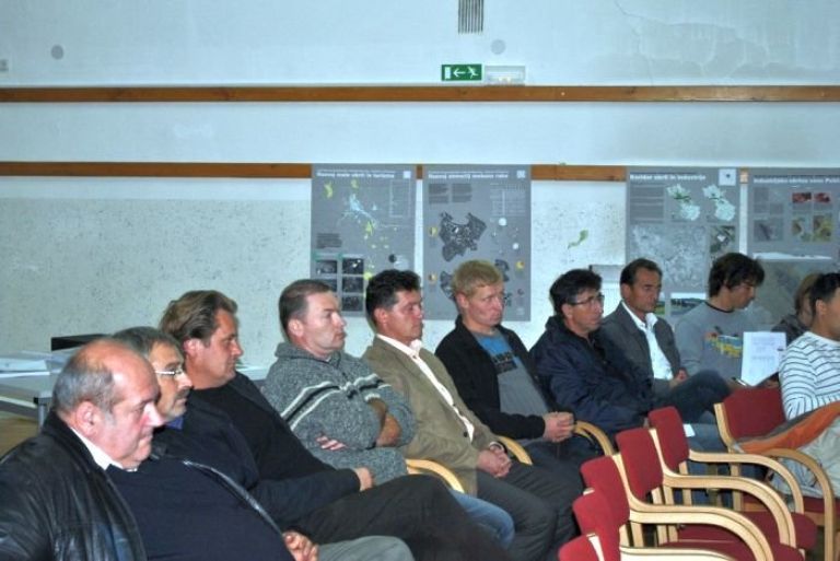 mkg___okrogla_miza_11.jpg
