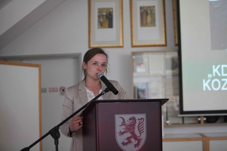 _kustosinja_pripravnica_de__ele_kozolcev__alenka_lamov__ek_foto_ur__a_rep__e.jpg