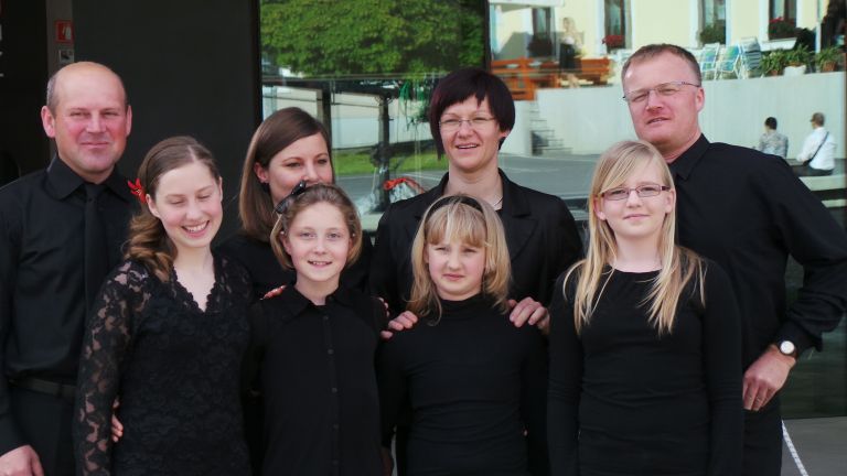 citrarji_pred_nastopom__anita_in_ajda_drugi_z_desne_.jpg