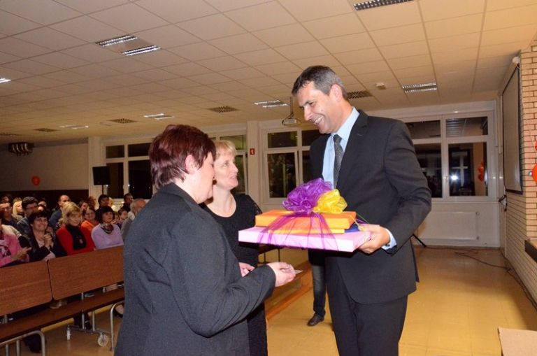 mag__miran_stanko_predaja_darilo.jpg