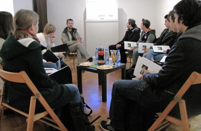 pogovor_z_dijaki_na_fotografski_delavnici.jpg