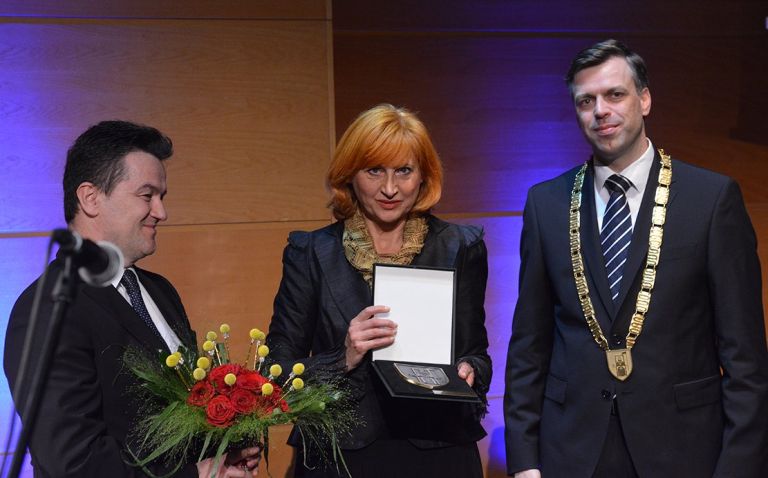 direktorica_irena_vide_prejema_grb_mo_nm.jpg