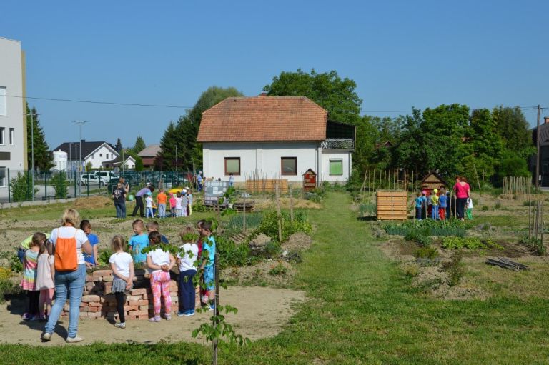 otroci_iz_vrtca_mavrica_na_skupnostnih_eko_vrtovih_v__brezicah.jpg