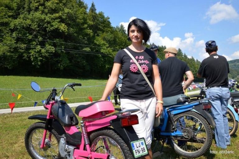 ena_izmed_dveh_predstavnic_mopedistk.jpg